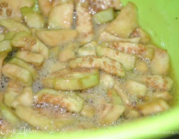 Взбить яйца, посолить их, поперчить, залить ими баклажаны, перемешать.