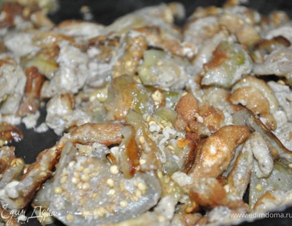 Разогреть раст. масло, высыпать баклажаны и жарить до готовности, пока баклажаны не покроются румяной корочкой. Остудить.
