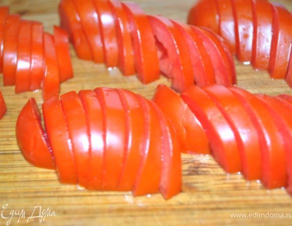 Помидоры нарезать тонкими дольками, лук полукольцами, петрушку мелко нарубить. Смешать все ингредиенты. Заправить майонезом.