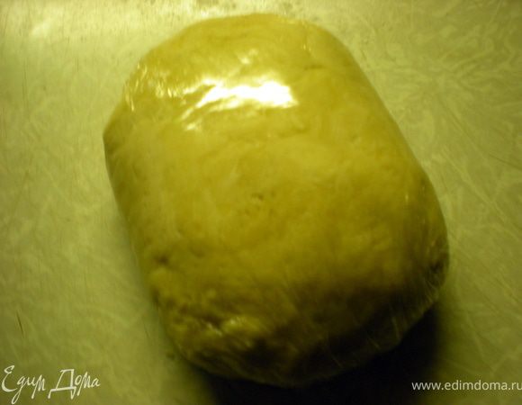 Вымесить руками гладкое тесто,скатать в шар,завернуть в пищевую пленку и убрать в холодильник на 1 час.