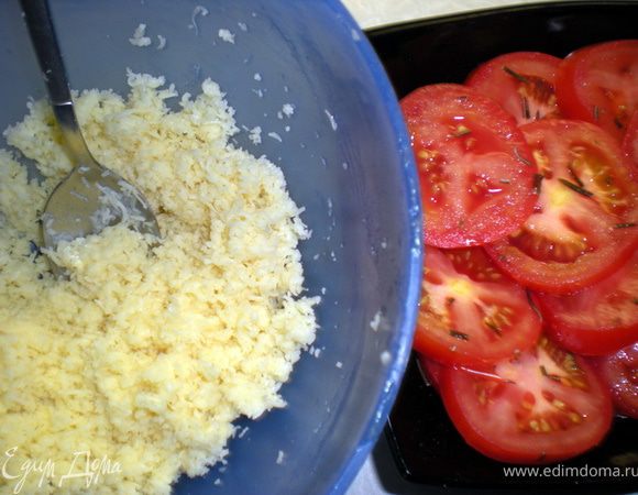 Тем временем растереть сыр рикотта(у меня тертый сулугуни) с 1 стол.ложкой оливкового масла.Посолить,поперчить(сулугуни солить нет необходимости)Помидоры нарезать кружками,посыпать розмарином.