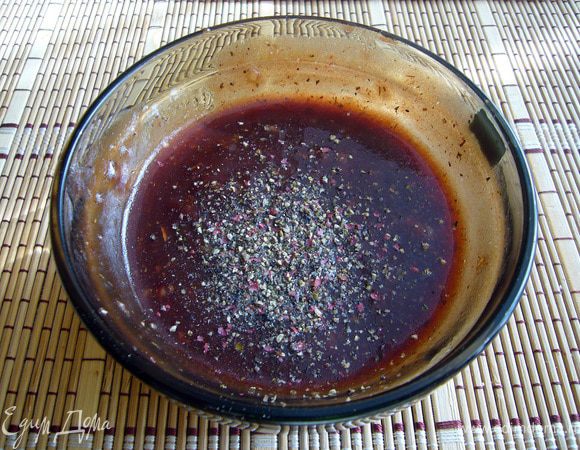 В чашке смешать масло, ткемали, наршараб, кетчуп. Добавить чесночную пасту, перец, хорошенько взбить.