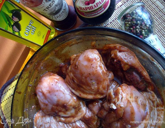 Обильно смазать голени и бёдра маринадом, оставить в закрытой посуде в холоде на 1 час.