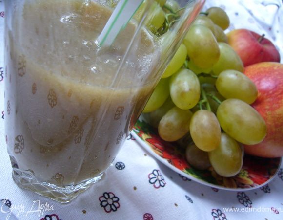 Фрукты, помыть и сложить в блендер и лёд,всё измельчить и подавать сок холодным.