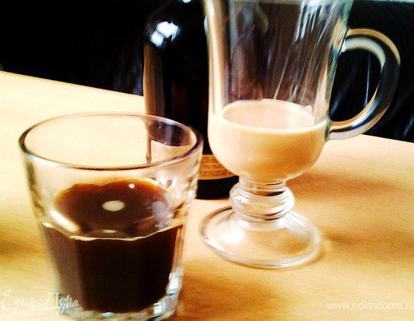 В кофе насыпать сахар, я кладу 1 ч ложку, ликеры дают свою сладость. Влить в айриш бокал.