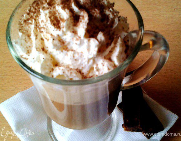 Сверху украсить взбитыми сливками и посыпать слегка какао. 