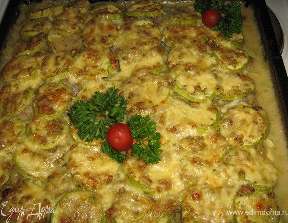 Приготовить соус бешамель. Растопить в сотейнике сливочное масло, добавить муку и поджарить до золотистого цвета, влить тонкой струйкой молоко, постояннно помешивая, варить до загустения. Как только соус загустел, приправить по вкусу перцем, солью и мускатным орехом. 