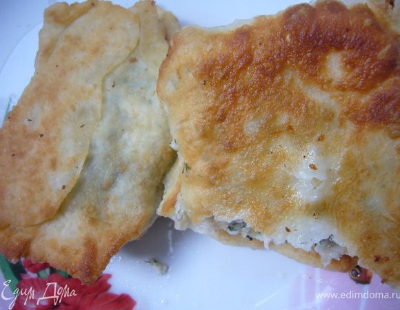 Раскатать тесто,нарезать на квадраты,выложить начинку,скрепить края.Обжарить на сковороде с растительным маслом,до румяного цвета.