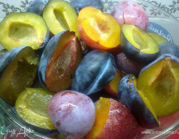 Сливу разрезать пополам и удалить косточку...