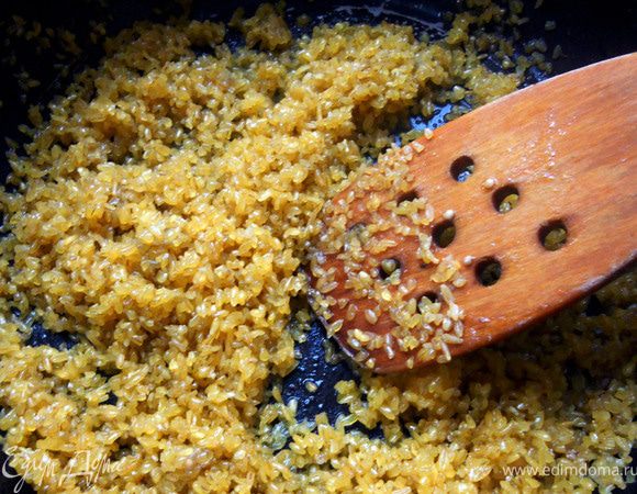 В той же сковороде распустить сливочное масло, засыпать булгур, перемешать.