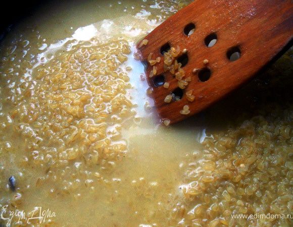 Сразу же добавить воду (в 1,5 раза больше булгура), довести до кипения, убавить огонь и готовить, помешивая (при необходимости подливая воду), практически до готовности ***Процесс приготовления крупы от Вашего производителя может отличаться!***