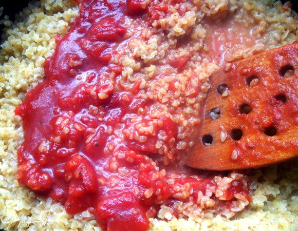 Минут через 7-10 добавить томаты, перемешать, еще немного выпарить жидкость.