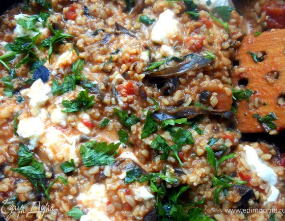 Добавить соль, специи, большую часть зелени, перемешать, огонь выключить. Присыпать кусочками моцареллы, накрыть крышкой и оставить на несколько минут. При подаче присыпать оставшейся зеленью!