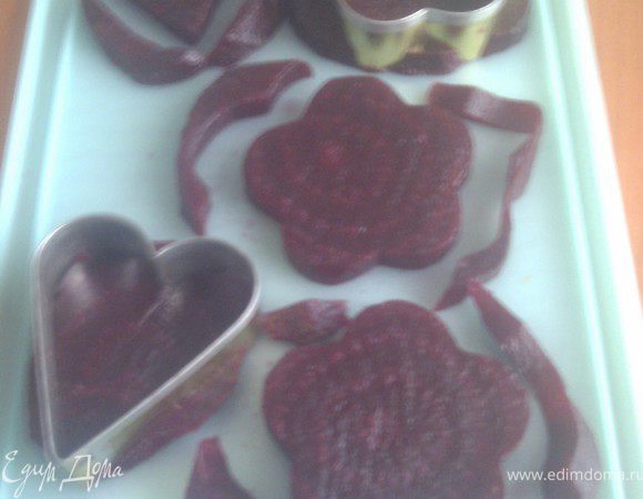 Нарезать свёклу 0,5см формочками для теста и подержать в яблочном уксусе минут 5,дать стечь...Выложить на тарелку.