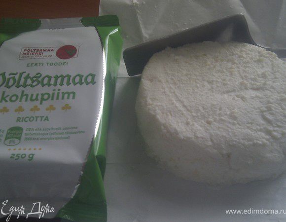 Сформировать круг из пачки творога(можно взять на рынке пластовой творог и вырезать круг)...