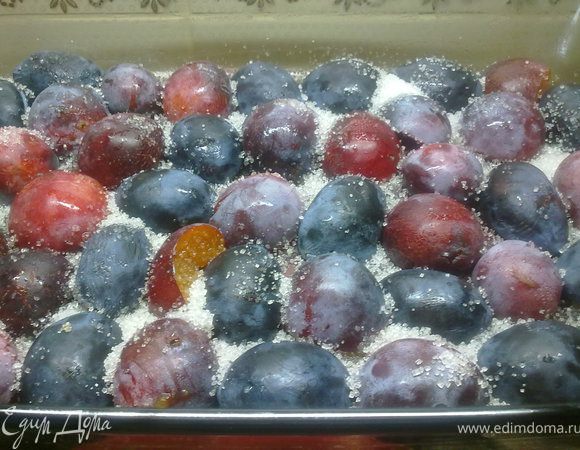 Форму смазать сливочным маслом, выложить нашу подготовленную сливу срезом вниз и посыпать 50 гр сахара...