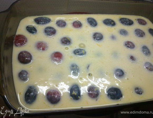 Муку смешать с солью и с оставшимся сахаром, постепенно  вбить яйца. Добавить цедру лимона, перемешать и ввести постепенно молоко, чтоб не было комков . Этой смесью залить нашу сливу 