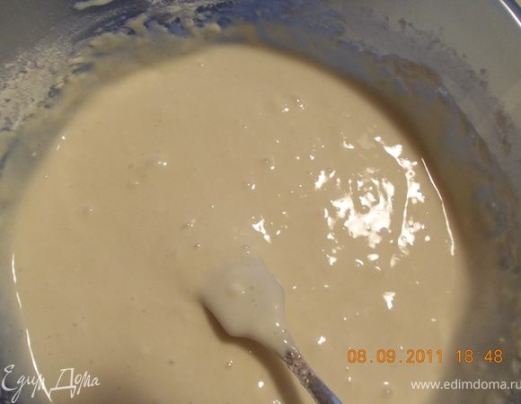 добавляем творог, кефир, соду, муку и перемешиваем. Тесто, по консистенции, как густая сметана