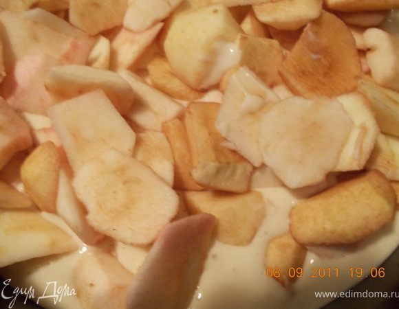 наливаем в форму половину теста, сверху кладём яблоки