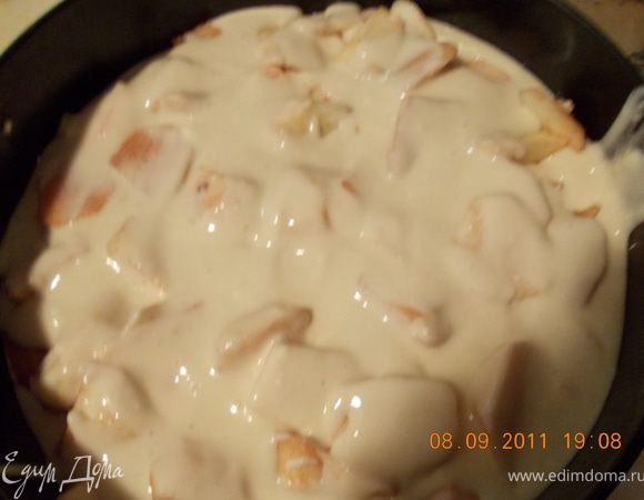 покрываем оставшимся тестом и ставим в разогретую духовку, выпекаем при 200гр 30-40 минут