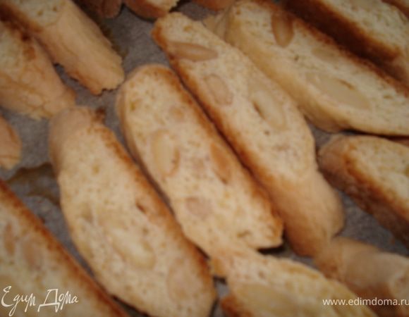 Подождать когда колбаски немного остынут и порезать их наискось толщиной в 1 см. И разложить на противень стороной разреза к верху и поставить опять в духовку на 10 мин, пока кантучини не станут золотистого цвета.