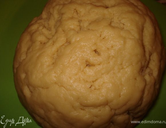 Яйца, сахар, соль и сметану взбить, добавить мягкое масло и взбить ещё раз.
Муку смешать с разрыхлителем или содой добавить к первой массе и руками замесить мягкое тесто.