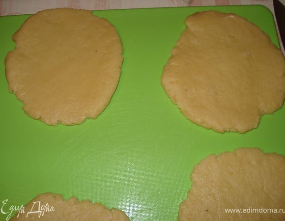 Тесто раскатать толщиной примерно 3 мм и выколоть кружочки диаметром примерно 12 см (16 штук). На кружочек положить где-то 1 ст. ложку начинки.
И сложить, защемлять не надо, а просто слегка придавить бока . Не бойтесь начинка не вытечет.
