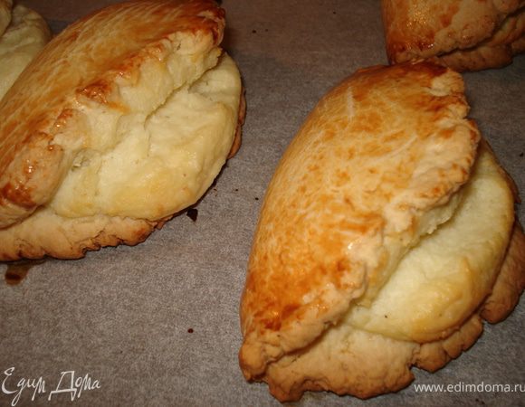 Духовку прогреть но 200 градусов и выпекать сочники 20-25 минут до золотистого цвета.
Остудить на решётке, хранить в закрытой дозе.
Сочники на второй день намного вкуснее, чем когда они свежие.