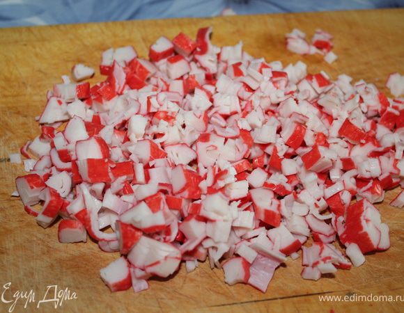 Крабовые палочки мелко порезать.