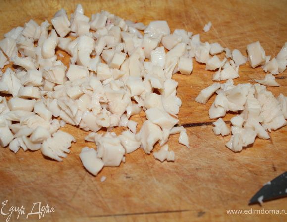 Кальмары тоже мелко порезать.