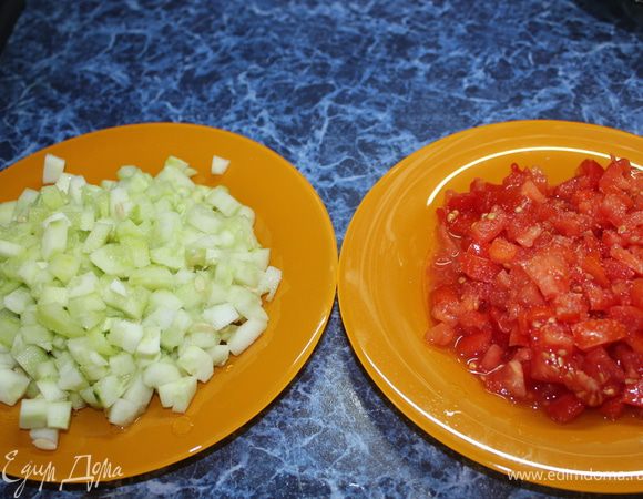 Огурцы и помидоры режем мелкими кубиками и присаливаем.