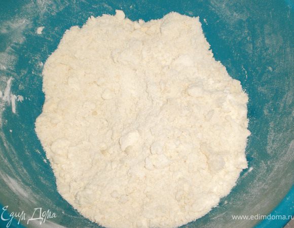 маргарин,муку,сахар,соду перетереть руками в крошку.часть отсыпать для посыпки.в остальное добавить яйцо и сформировать шар.на холод на 30 мин.