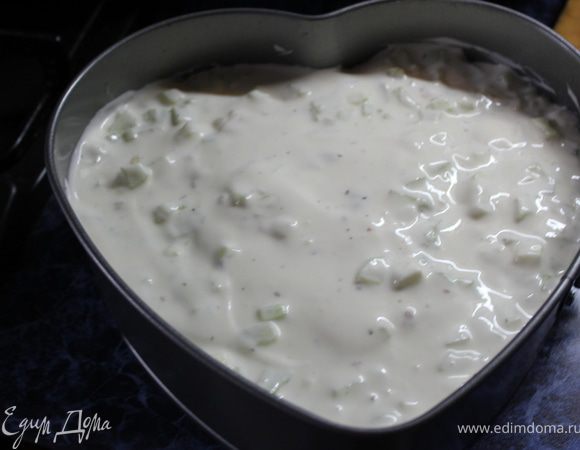 Заливаем их оставшейся заливкой. И ставим в холодильник минимум на 5 часов. В идеале на ночь, чтобы и пропиталось, и хорошо застыло)