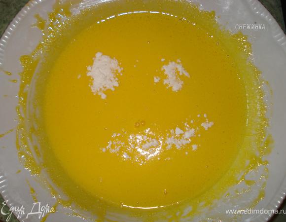 Желтки взбиваем с сахаром, добавляем ванилин.