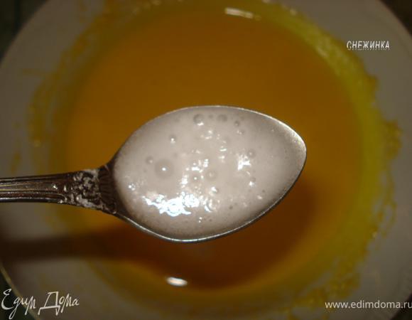 Добавляем к ним соду, гашеную уксусом и хорошо размешиваем. Соединяем смесь с «мучной крошкой».