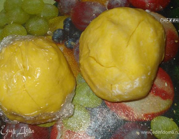 Затем добавляем сметану и замешиваем тесто. Вместо сметаны можно взять йогурт или простоквашу. Для ароматизации теста можно также натереть цедру лимона. Делим тесто на 2 части: одну чуть больше другой.