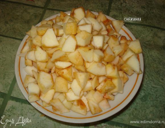 Готовим начинку. Яблоки моем, очищаем кожу и сердцевину. Нарезаем их на небольшие кубики.