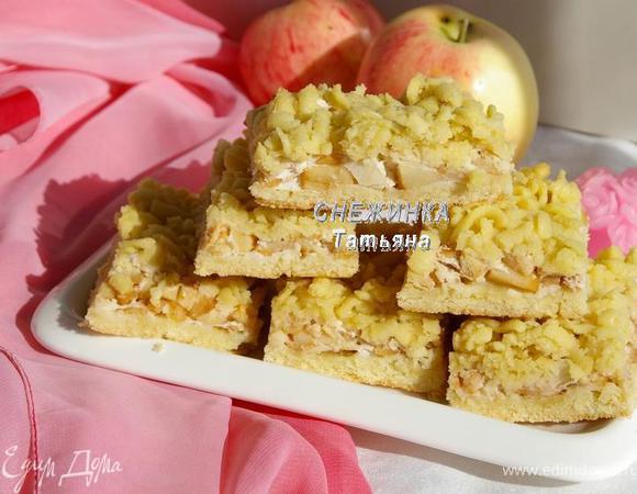 Ещё теплую выпечку нарезаем на пирожные... 