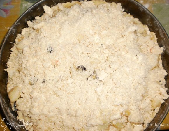 присыпать оставшейся крошкой и на час в холодильник