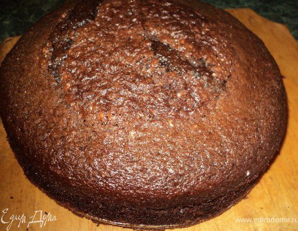 Приготовить бисквит на кипятке  по рецепту от НатаЛи - http://www.edimdoma.ru/recipes/25838
Бисквит остудить, разрезать на 2 части.
