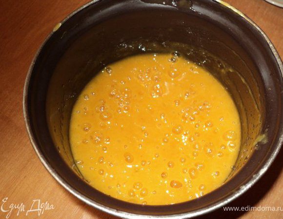 В желатин добавить немного воды, дать набухнуть, затем распустить на водяной бане.
Персиковое пюре взбить с сахаром, добавить распущенный желатин и продолжить взбивать до побеления массы.
