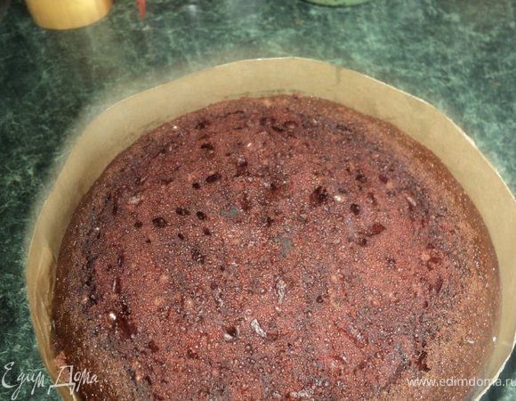 Подготовить вторую порцию желатина ( см. выше). Сливки взбить с йогуртом и сахаром, добавить распущенный желатин.
Дно и бока разъемной формы застелить бумагой для выпечки. Положить бисквитный корж
