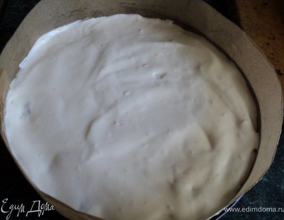 Залить второй половиной крема, накрыть вторым коржом. Поставить в холодильник для застывания.