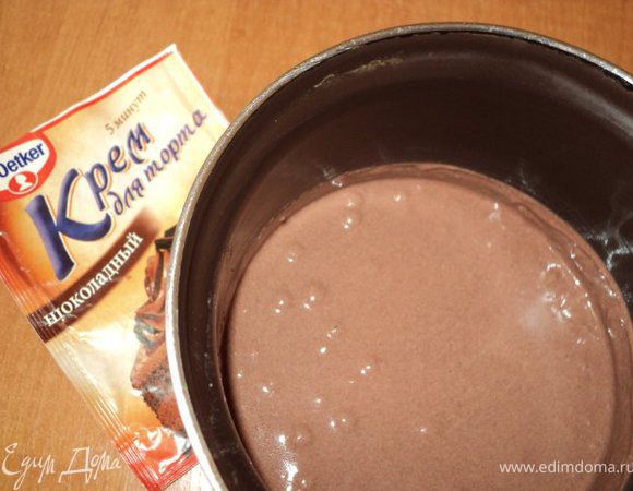 Подготовить шоколадный крем Dr.Oetker согласно инструкции: взбить содержимое пакетика с молоком, добавив сахар и масло.