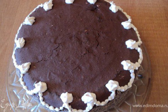 Смазать верх и бока торта кремом. ( можно вместо шоколадного крема залить торт шоколадной помадкой).Бока торта посыпать крошкой из шоколадного печенья. Верх торта украсить взбитыми сливками.