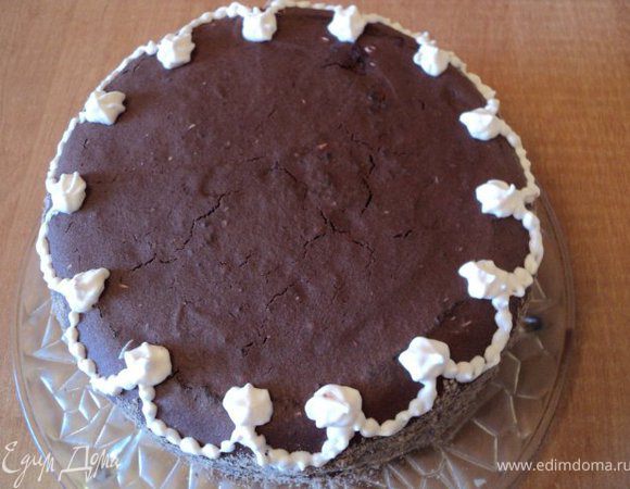 Смазать верх и бока торта кремом. ( можно вместо шоколадного крема залить торт шоколадной помадкой).Бока торта посыпать крошкой из шоколадного печенья. Верх торта украсить взбитыми сливками.