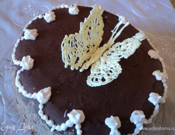 Для украшения:  растопить в микроволновке или на водяной бане белый шоколад, выложить его в пластиковый пакетик, отрезать кончик и выдавить на пергамент бабочку или другие украшения по своему усмотрению. Поставить в холодильник для остывания. Затем украсить торт.