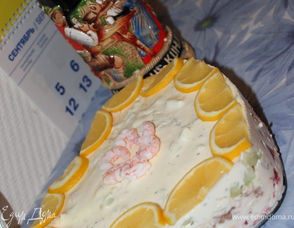 И все!!! Вуаля!!! Снимаем борта у нашего заливного салатика, украшаем по желанию, я оформила по каемочке лимоном, а по-серединке креветочками выложила.