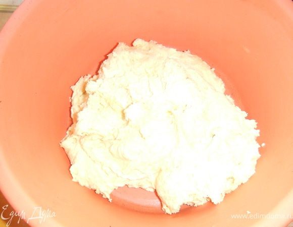 В глубокой миске просеять муку, добавить миндаль, сахар, натертое на терке масло, и также добавит яйцо. Все ингредиенты перемешать и замесить тесто. Затем тесто убираем в холодильник на 30 мин. 