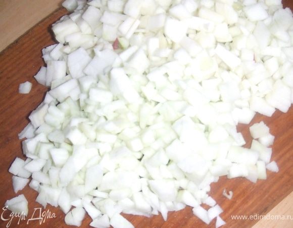 Яблока мелко нарезать. 